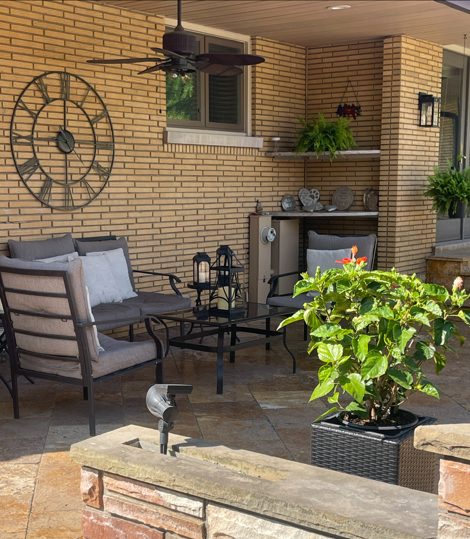 711 Greenview Road Itasca, IL 60143 - Photo 28 of 36 a view of a chairs and table in a patio