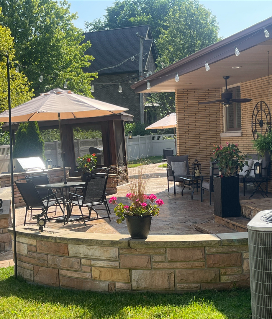 711 Greenview Road Itasca, IL 60143 - Photo 30 of 36 a view of outdoor kitchen and patio