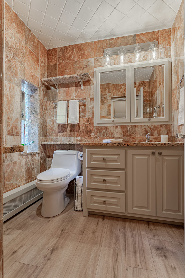711 Greenview Road Itasca, IL 60143 - Photo 10 of 36 a kitchen with a sink and a large mirror