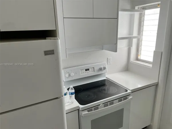 $1,800 | 944 Meridian Avenue, Unit 10, Miami Beach, FL 33139