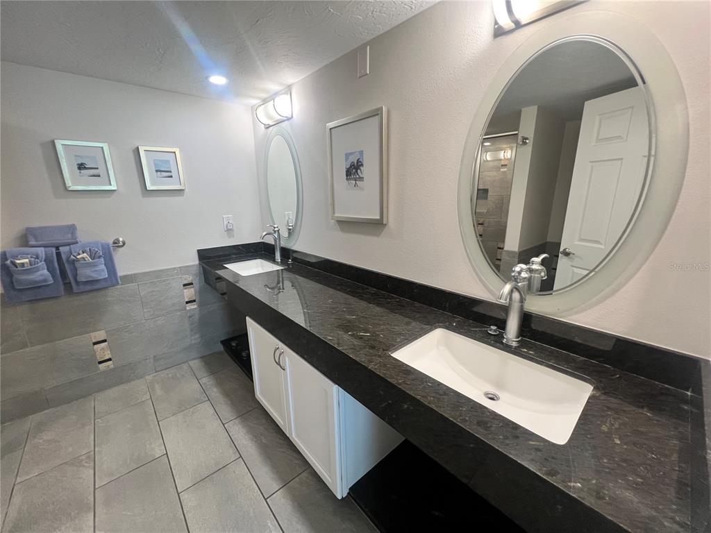 1001 Point Of Rocks Road, Unit 512 Sarasota, FL 34242 - Photo 23 of 44