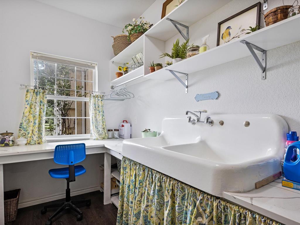 1514 New Market Road Mesquite, TX 75149 - Photo 11 of 30 a bathroom with a sink and a window