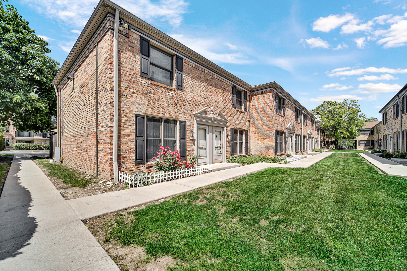 1746 Sessions Walk, Unit 1746 Hoffman Estates, IL 60169 - Photo 2 of 19 a view of a house with backyard