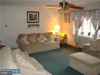 3538 Teton Road Philadelphia, PA 19154 - Photo 3 of 10 Living Room