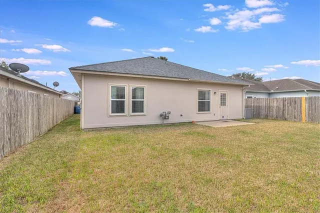 a view of a house with a backyard