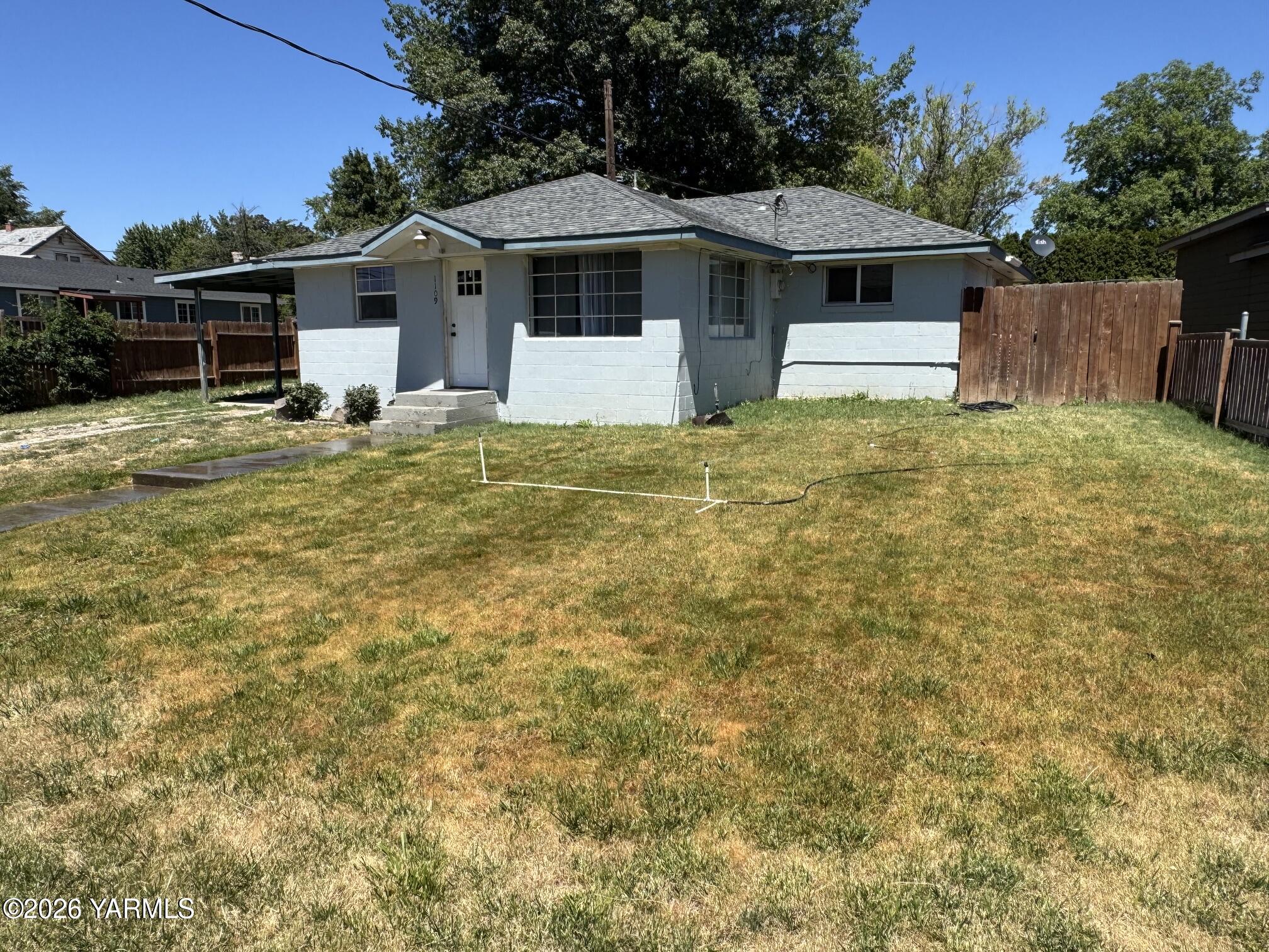 1109 Maple Way Zillah, WA 98953 - Photo 2 of 3 IMG_1266