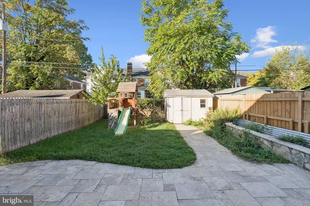 a view of a back yard