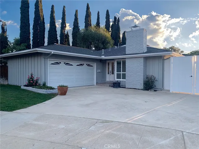a view of a backyard space