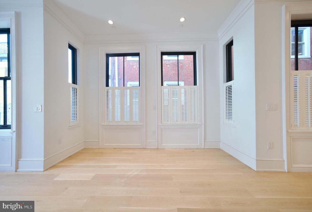 1227 North 6th Street Philadelphia, PA 19122 - Photo 24 of 32 an empty room with windows and closet