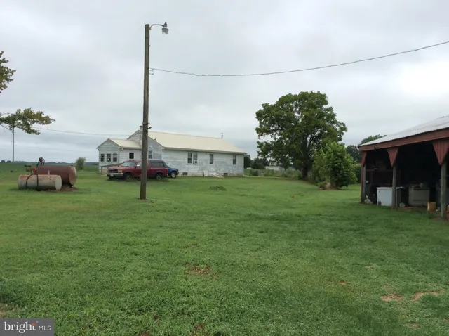 a view of a house with backyard