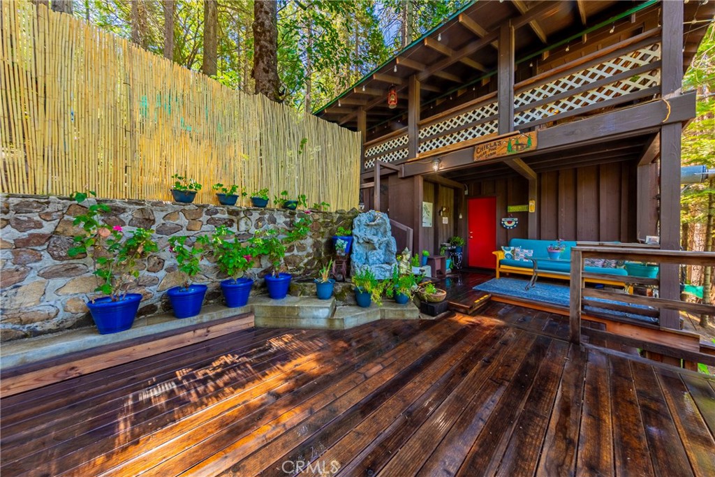 49988 Locust Road Oakhurst, CA 93644 - Photo 7 of 35 a room with lots of flowers and toys