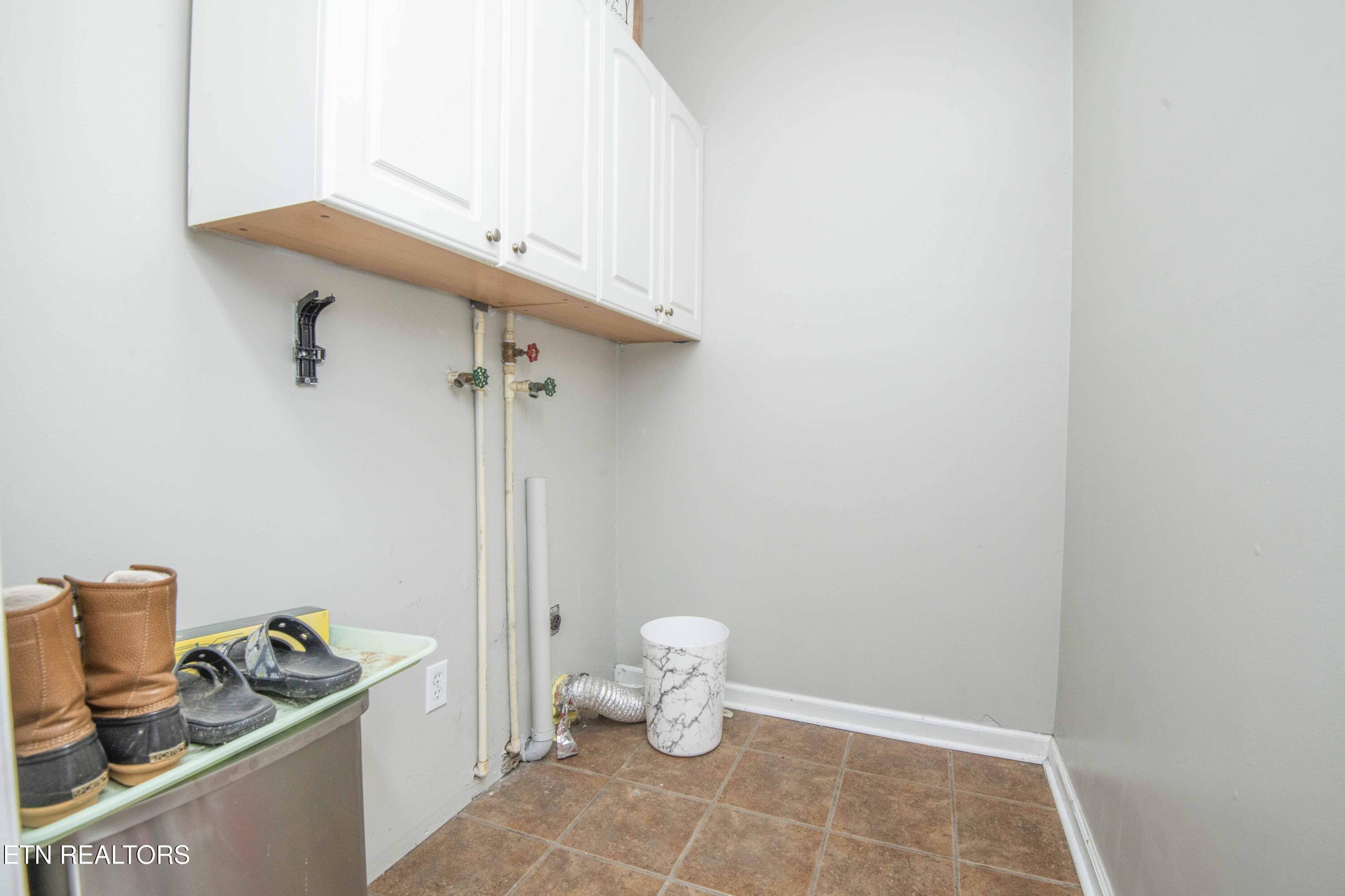 1104 Swan Pond Cir Road Harriman, TN 37748 - Photo 15 of 40 laundry