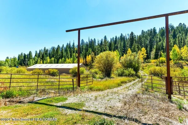 $5,999,800 | 6050 West - Road, Wilson, WY 83014