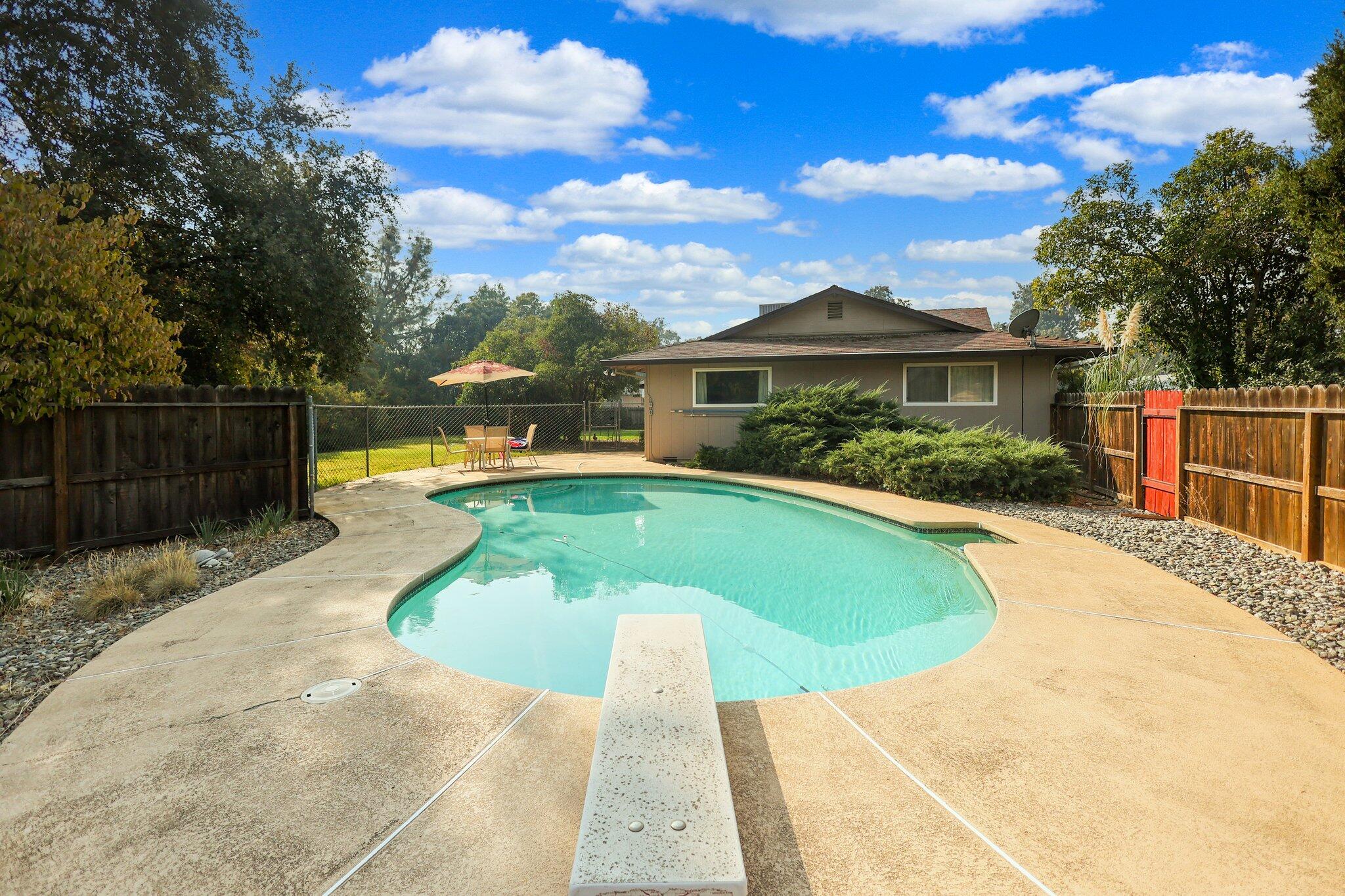 6825 Riata Drive Redding, CA 96002 - Photo 2 of 22 20-web-or-mls-8Q0A8537