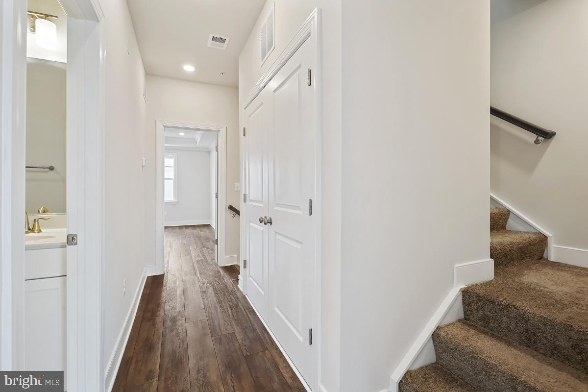 207 Armstrong Place Gaithersburg, MD 20878 - Photo 27 of 54 Hallway