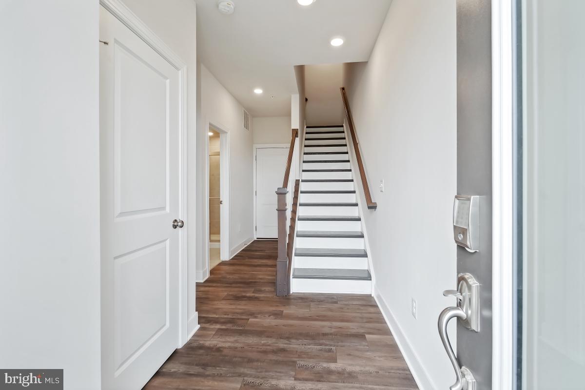 207 Armstrong Place Gaithersburg, MD 20878 - Photo 5 of 54 Entry