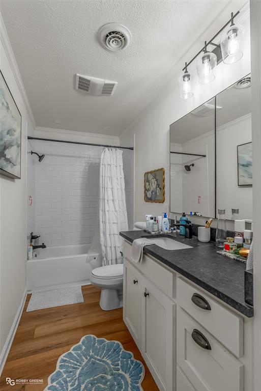146 Bolinger Hill Road Plain Dealing, LA 71064 - Photo 26 of 32 a bathroom with a double vanity sink and a bathtub