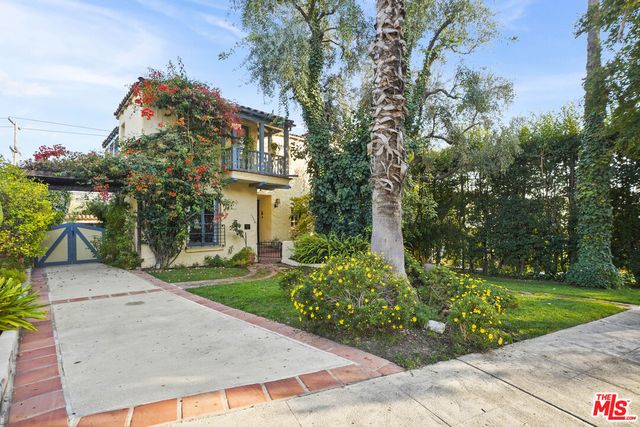 a view of a livingroom with furniture and a livingroom