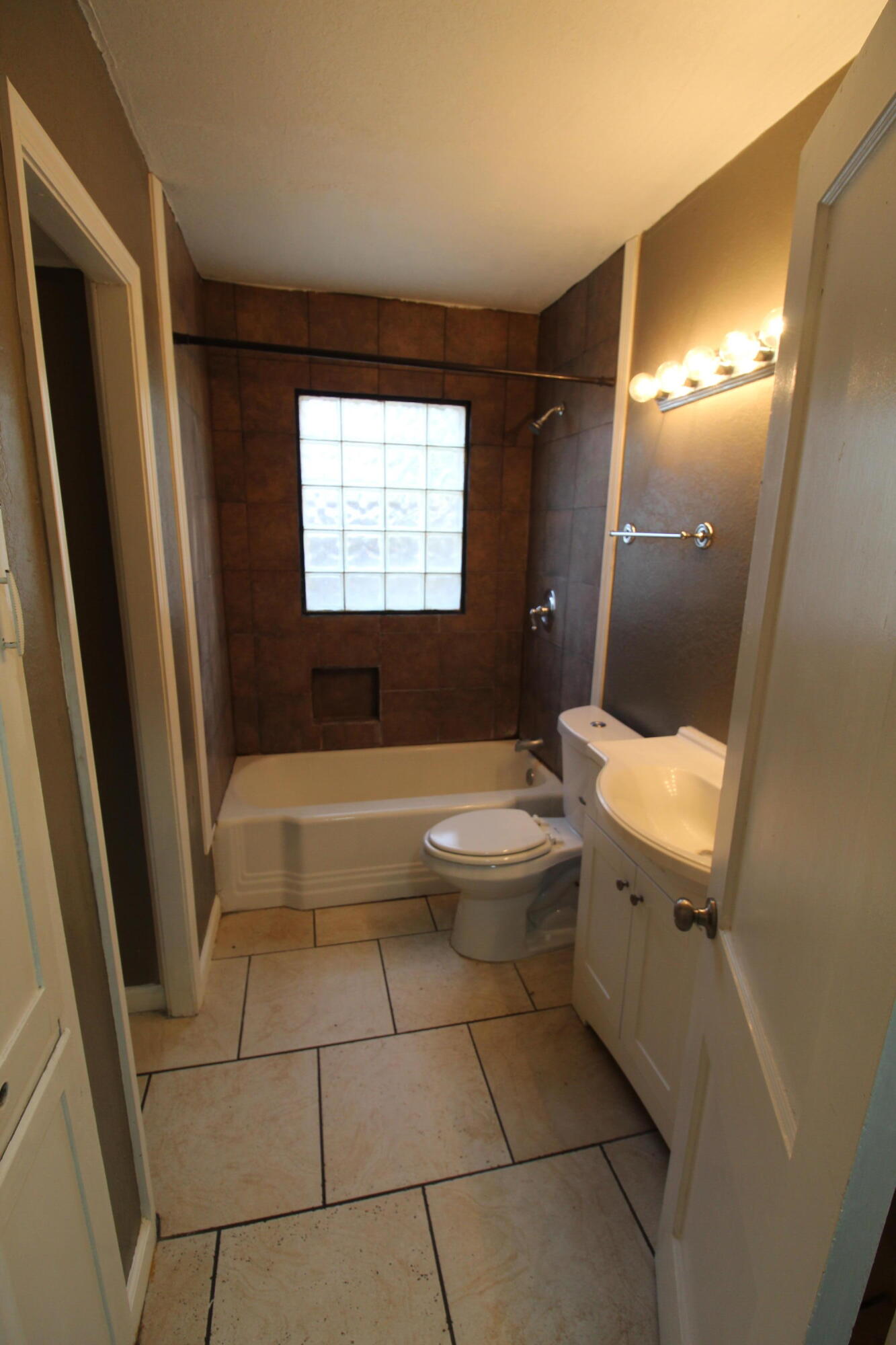 2209 25th Street Lubbock, TX 79411 - Photo 17 of 22 a bathroom with a toilet a sink and bathtub