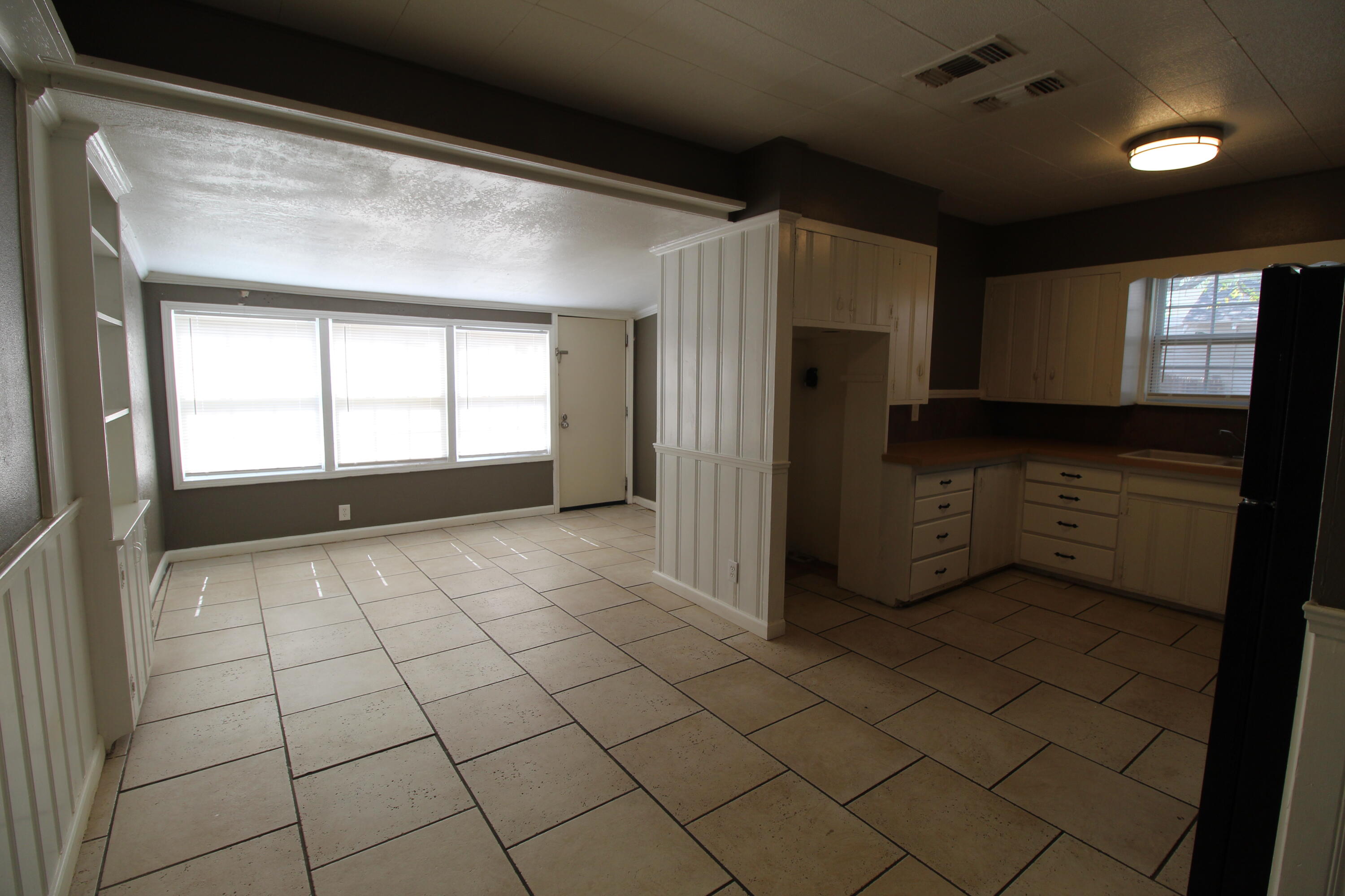 2209 25th Street Lubbock, TX 79411 - Photo 7 of 22 a view of an empty room and window