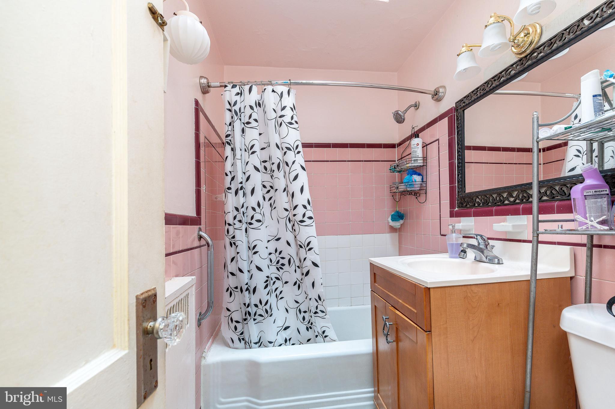 6282 Souder Street Philadelphia, PA 19149 - Photo 12 of 18 2nd floor full bath