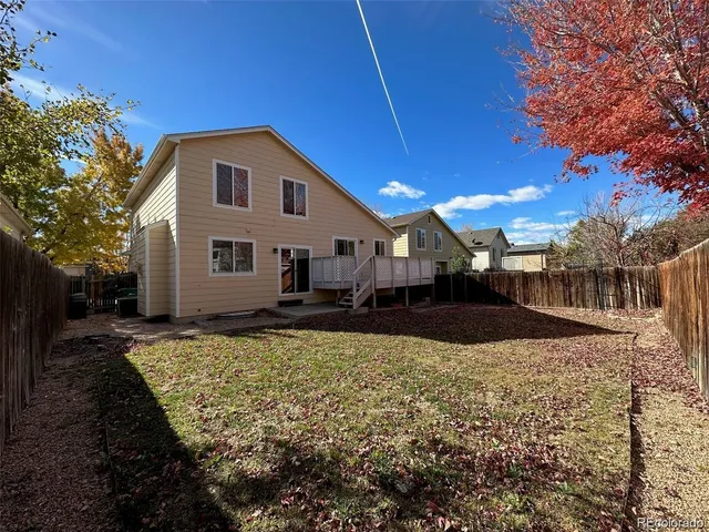 a view of a house with backyard