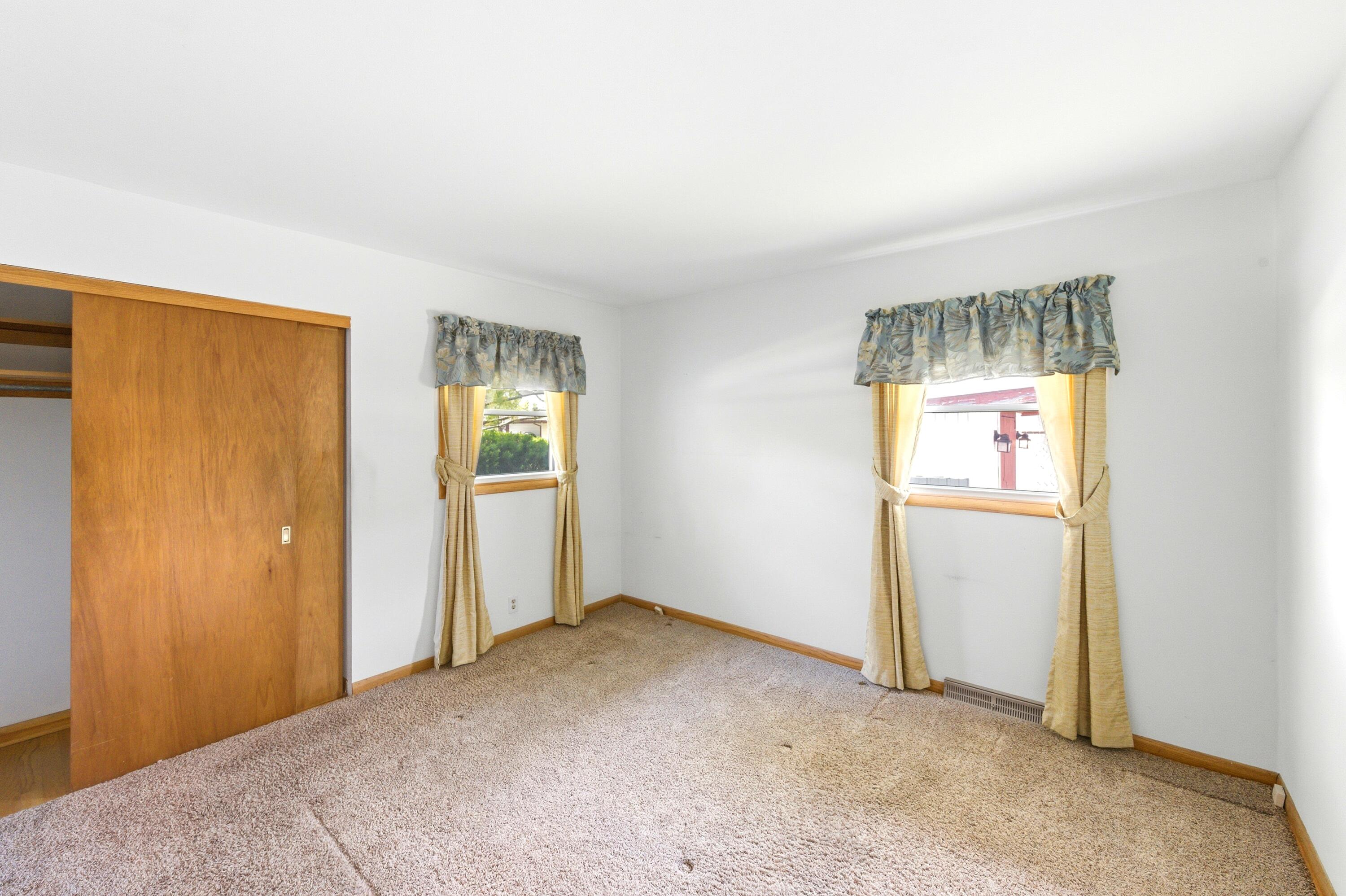 3520 Knoll Place Racine, WI 53403 - Photo 11 of 32 Primary Bedroom