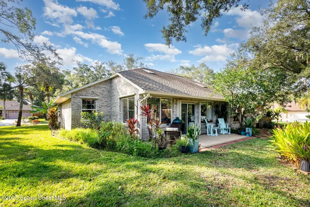 a view of a house with back yard