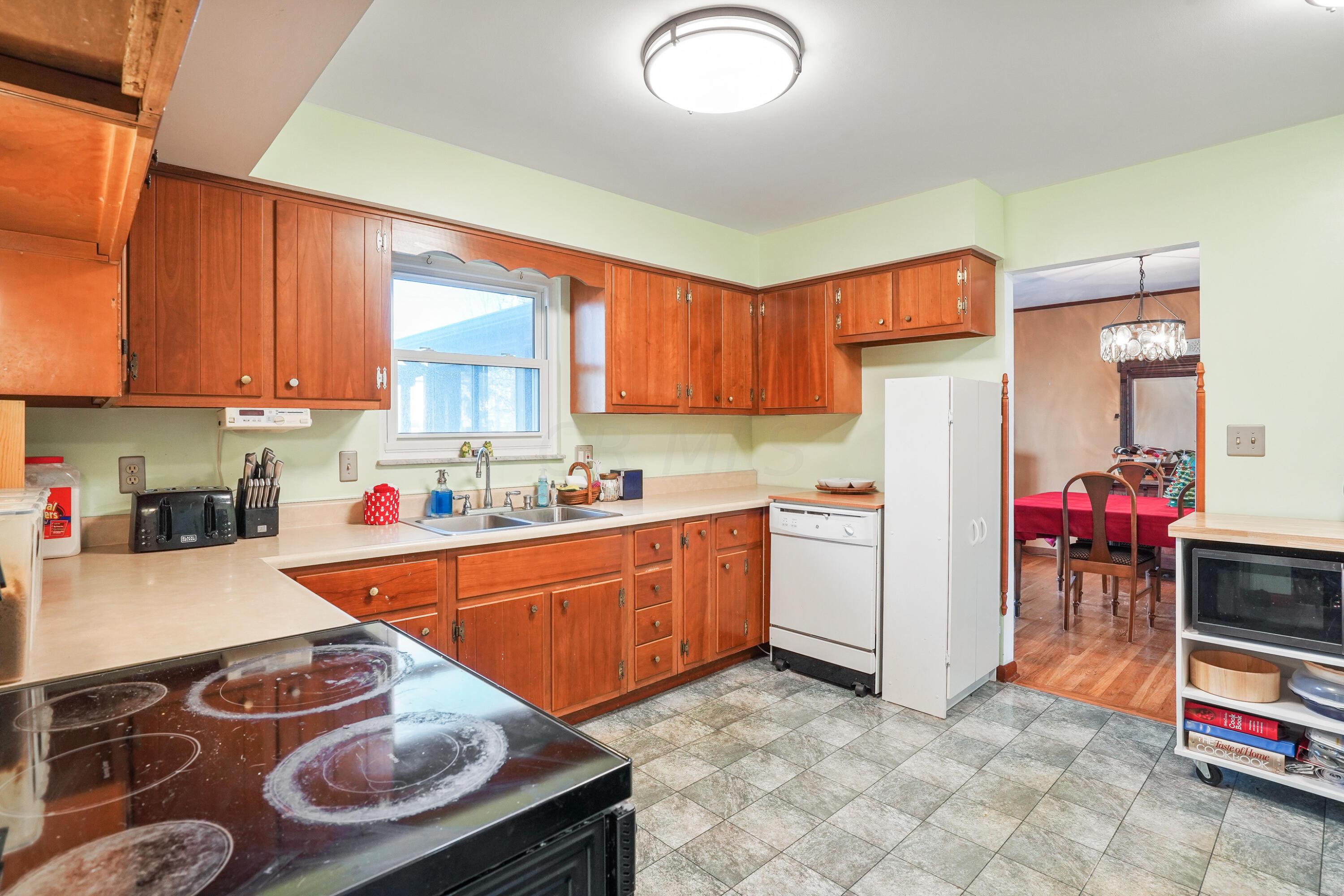 5842 Alkire Road Galloway, OH 43119 - Photo 9 of 32 Spacious Kitchen