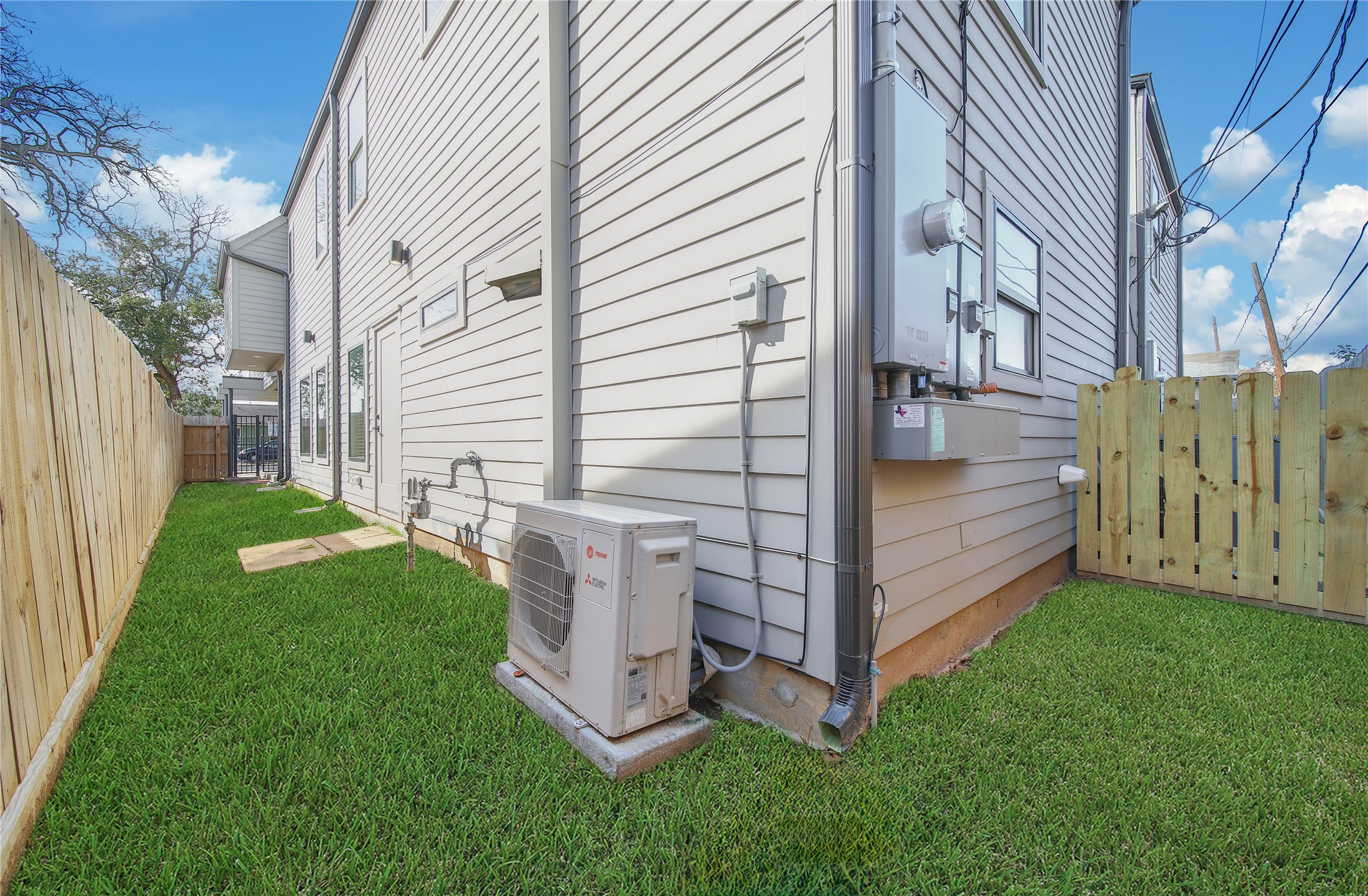 7407 Rusk Street, Unit B Houston, TX 77011 - Photo 24 of 24 a view of a back yard of the house