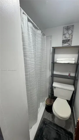 $1,300 | 601 Northeast 4th Court, Unit 7A, Hallandale Beach, FL 33009