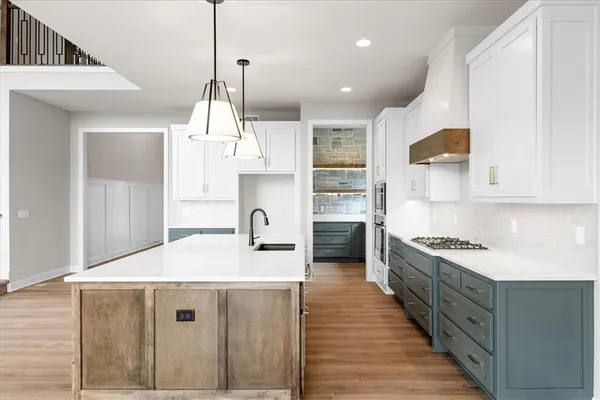 $826,240 | 1605 Southwest Arbor Park Drive, Lee's Summit, MO 64082