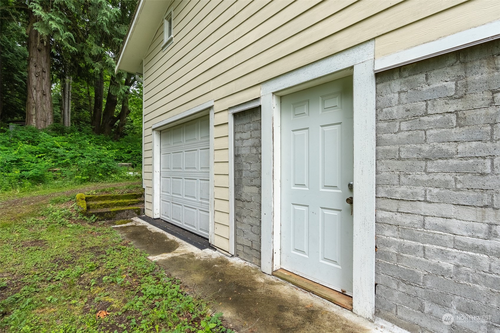 5273 Drayton Harbor Road Blaine, WA 98230 - Photo 18 of 33 a backyard of a house