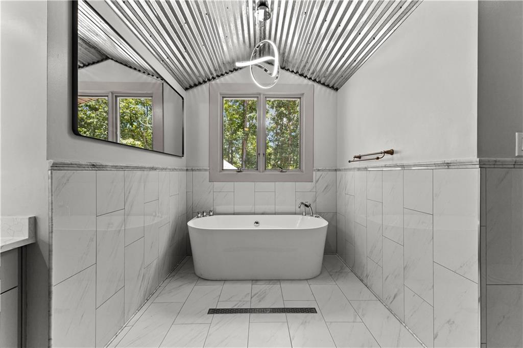 394 Ferrell-Tatum Road LaGrange, GA 30240 - Photo 27 of 68 a bathroom with a sink and a bathtub