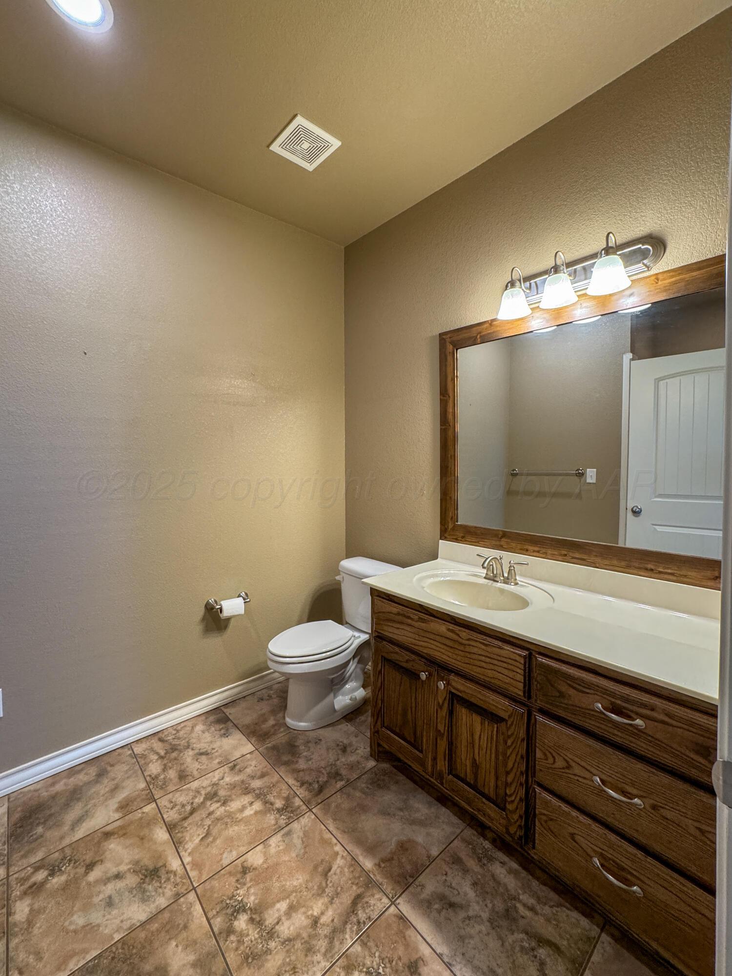 19100 Stone Creek Road Amarillo, TX 79124 - Photo 20 of 49 Guest bathroom ADA accessible