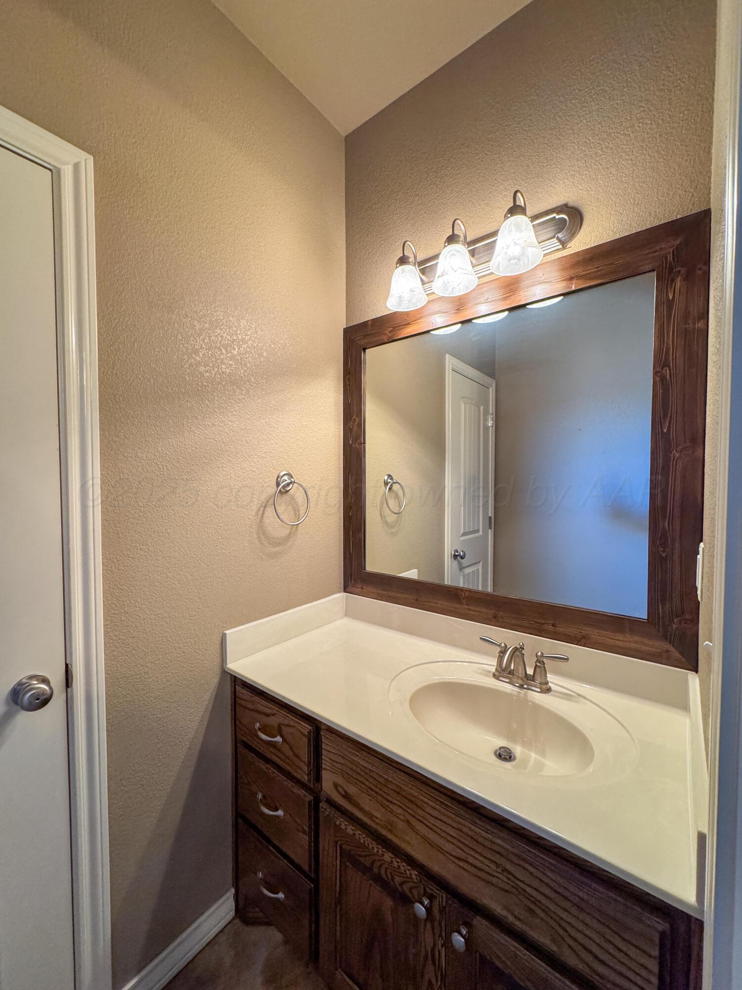 19100 Stone Creek Road Amarillo, TX 79124 - Photo 26 of 49 Jack and Jill Bathrooms