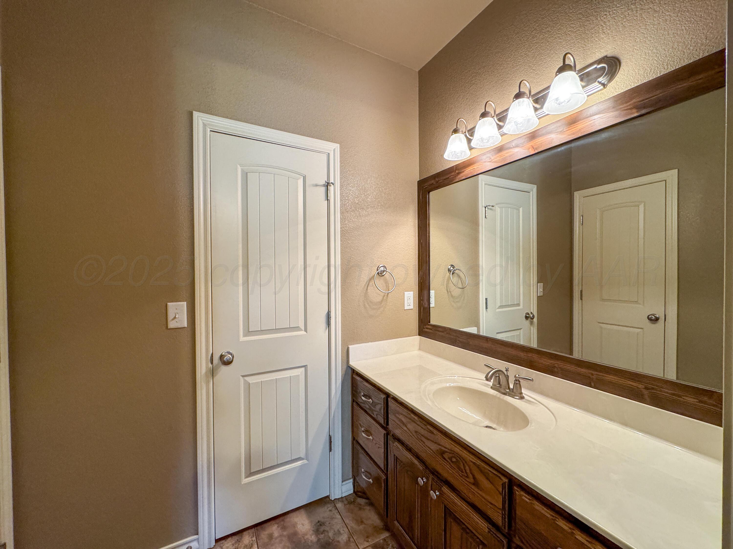 19100 Stone Creek Road Amarillo, TX 79124 - Photo 27 of 49 Guest bathroom