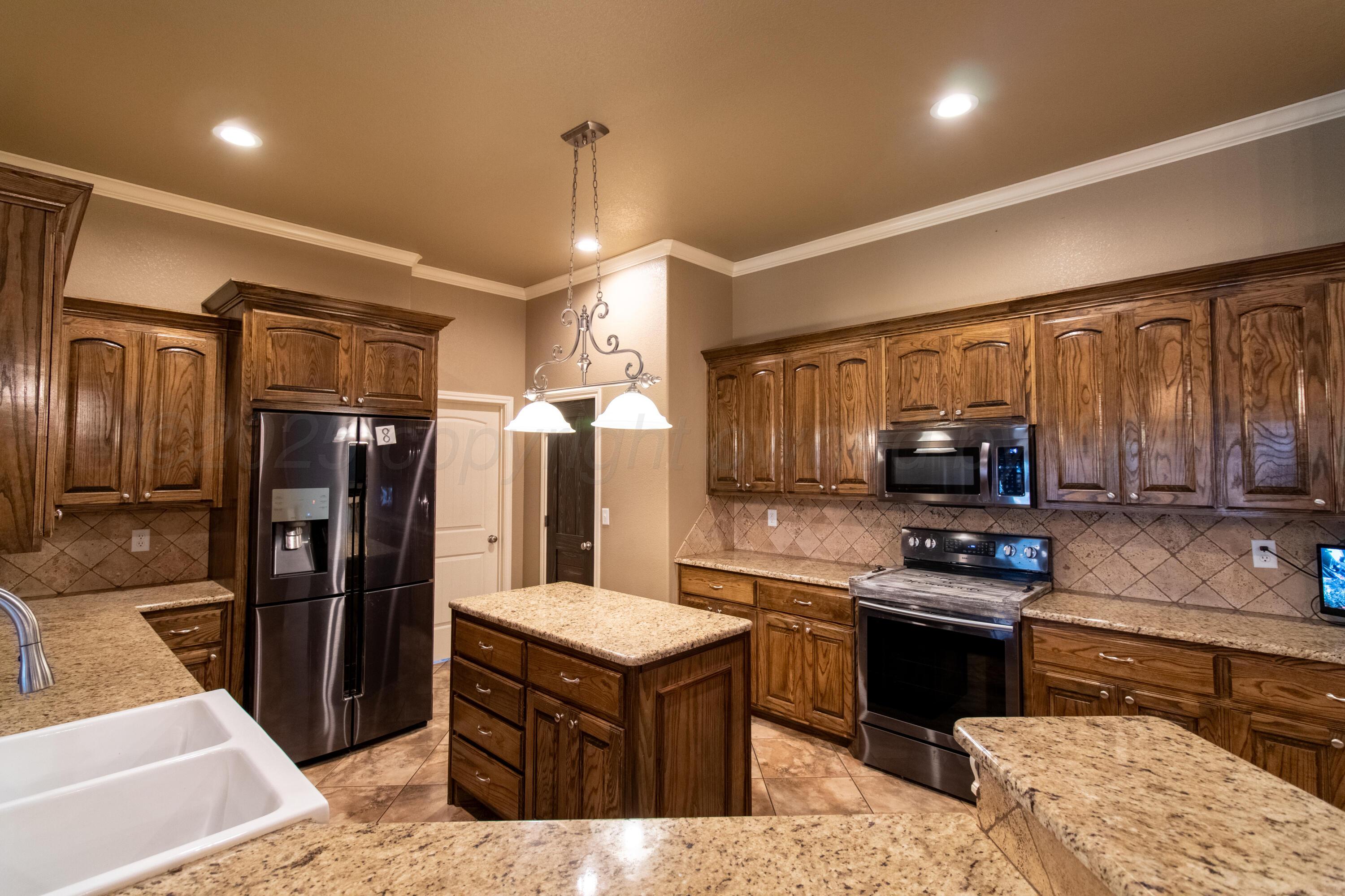 19100 Stone Creek Road Amarillo, TX 79124 - Photo 9 of 49 Plenty of storage and a walk-in pantry