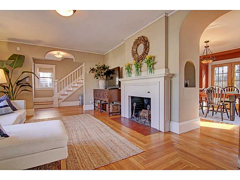 102 Dexterdale Road Providence, RI 02906 - Photo 4 of 25 Living Room.