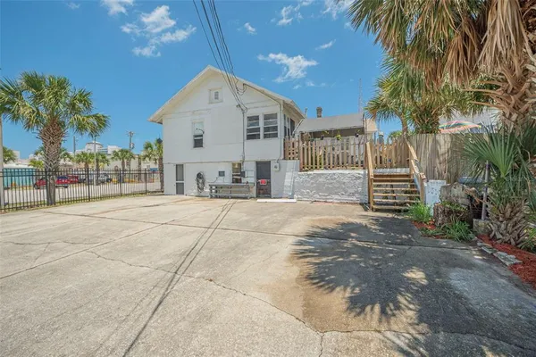 a view of a house with backyard