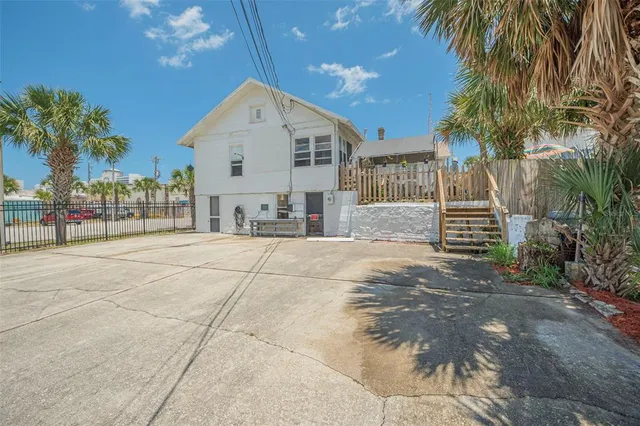 a view of a house with backyard