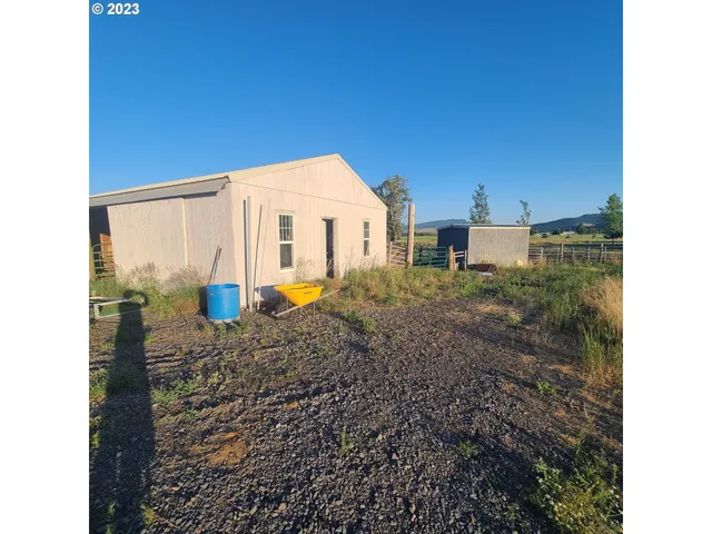 a view of a house with backyard