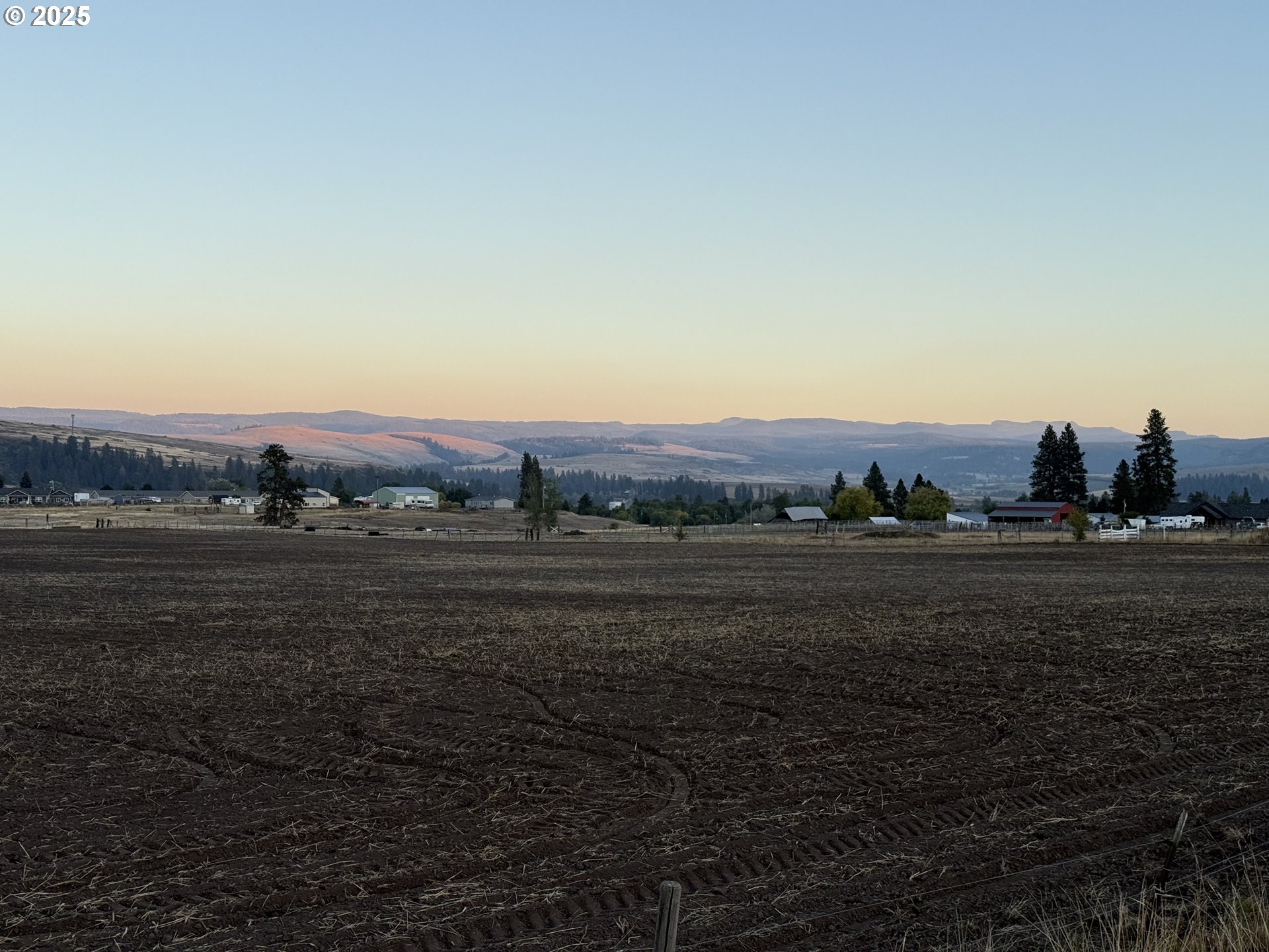 70775 Middle Road Elgin, OR 97827 - Photo 37 of 40 a view of an ocean beach and mountain