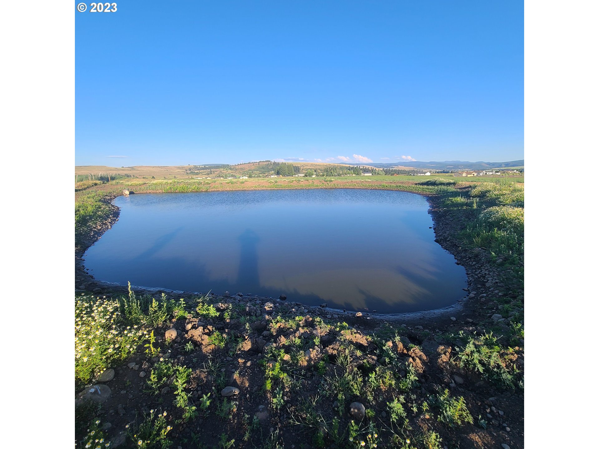 70775 Middle Road Elgin, OR 97827 - Photo 4 of 40 a view of a pathway in a backyard of a house