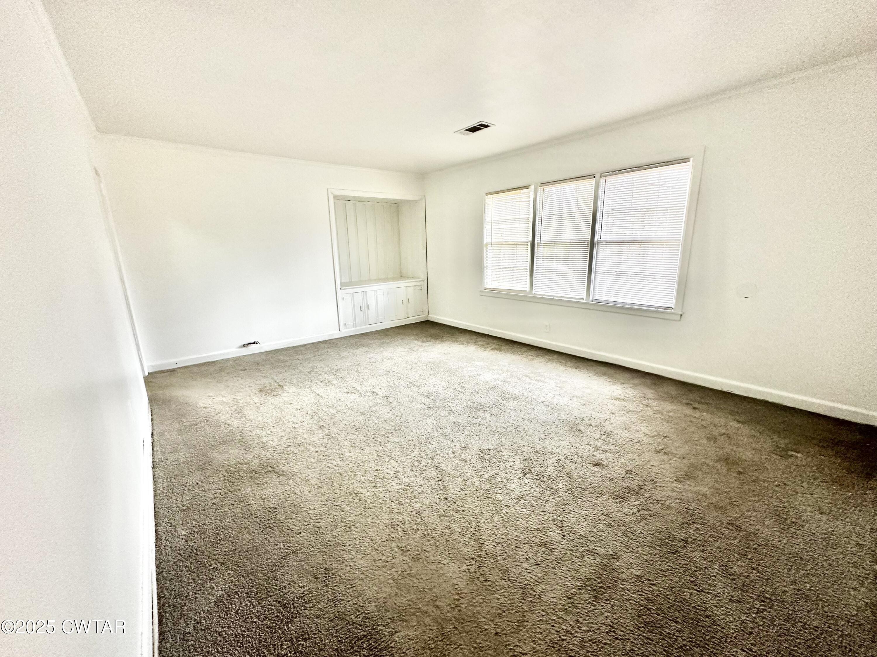 980 North Circle Road Memphis, TN 38127 - Photo 11 of 30 an empty room with windows