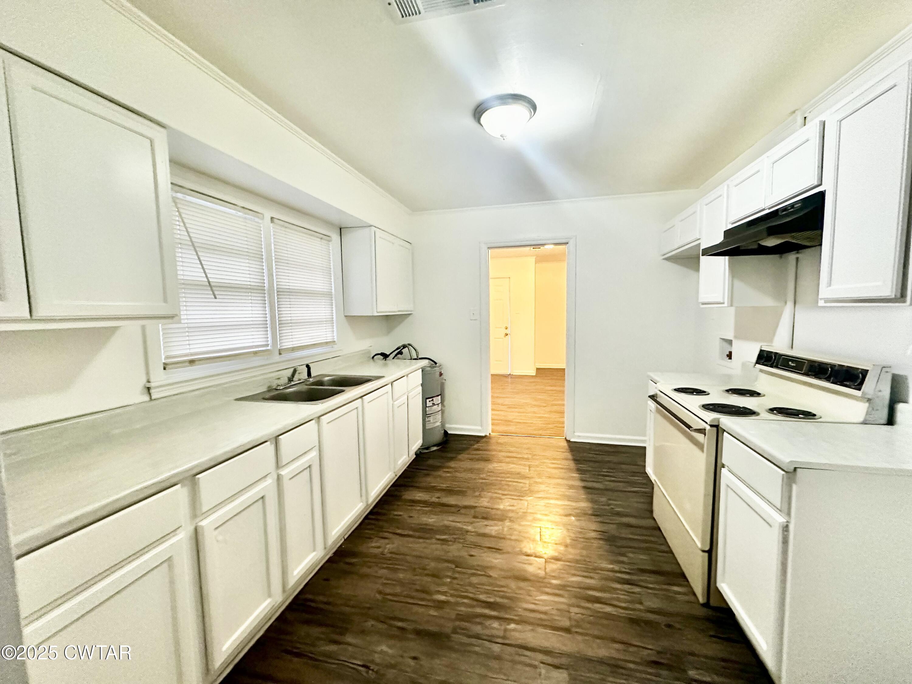 980 North Circle Road Memphis, TN 38127 - Photo 15 of 30 a large kitchen with a stove and a sink