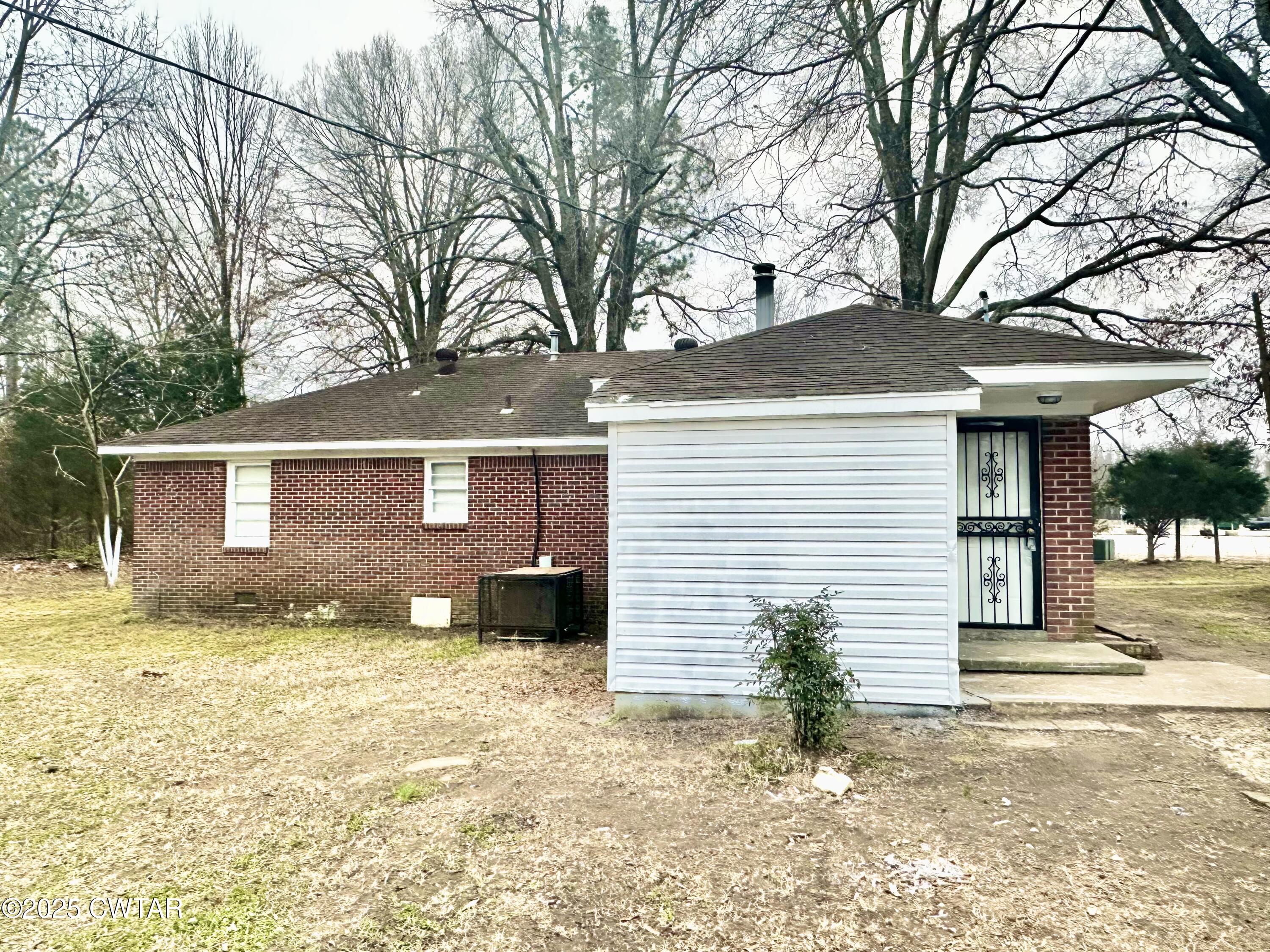 980 North Circle Road Memphis, TN 38127 - Photo 28 of 30 a view of a house with a yard