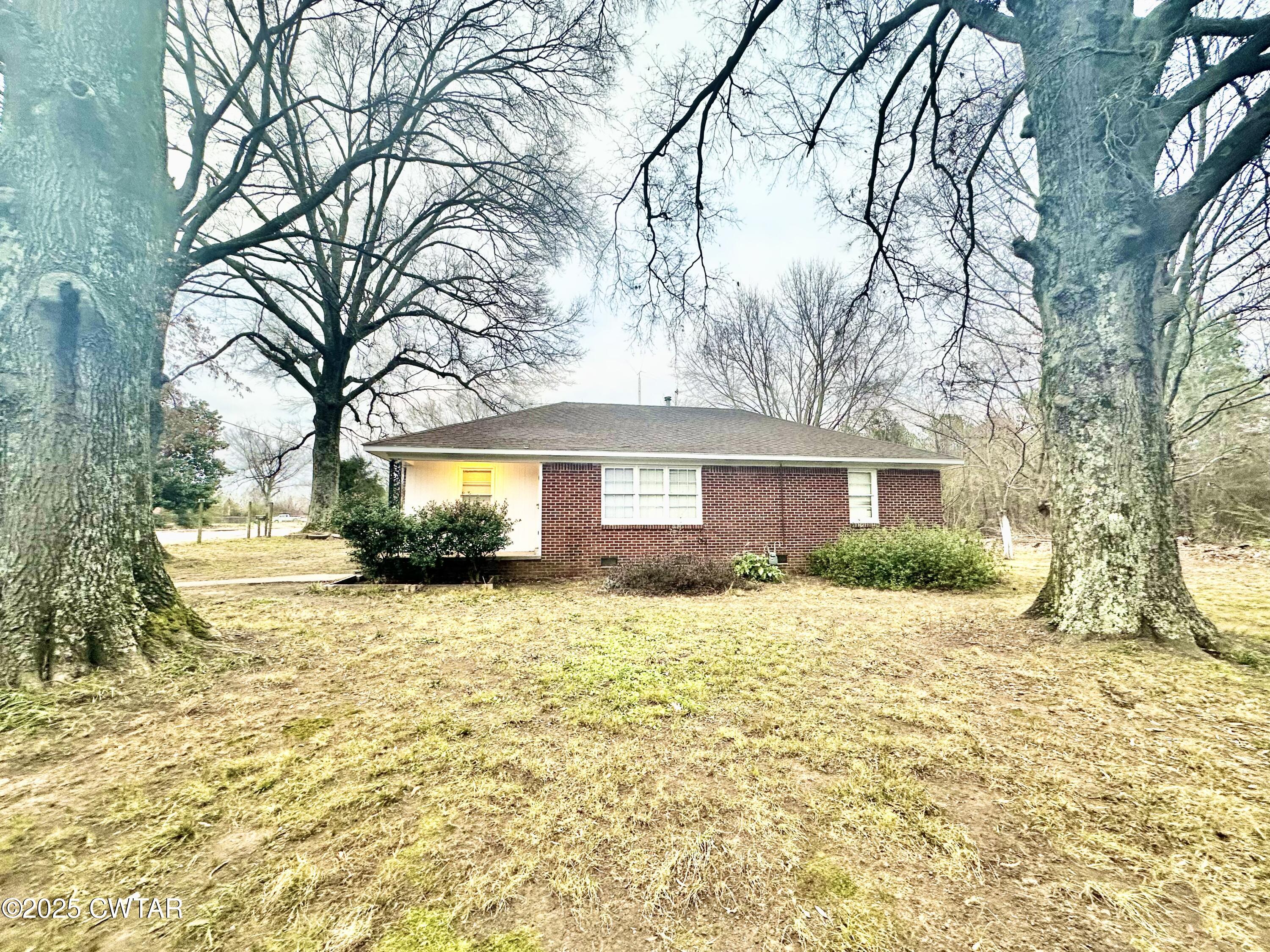 980 North Circle Road Memphis, TN 38127 - Photo 3 of 30 a brick house with trees in front of it