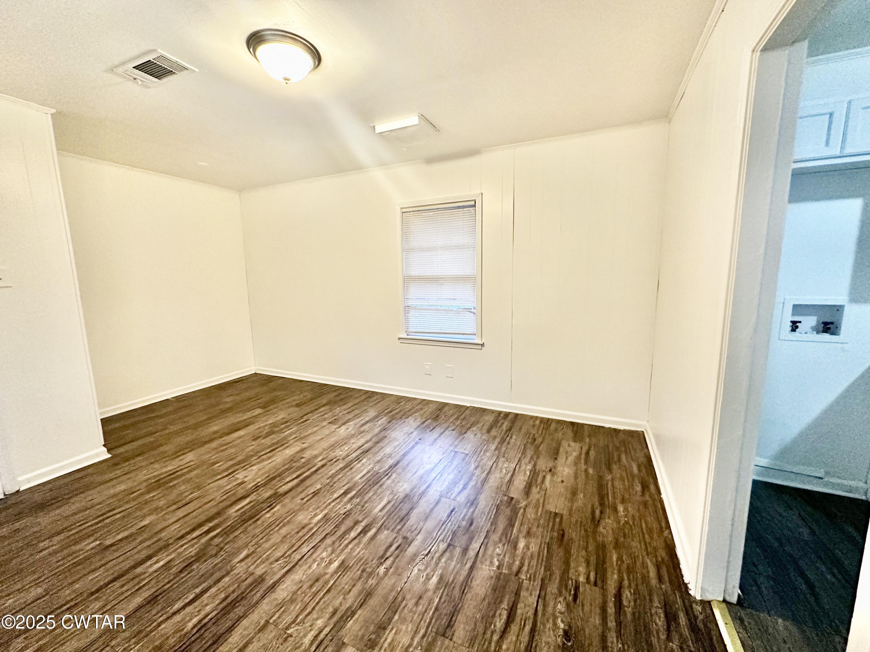 980 North Circle Road Memphis, TN 38127 - Photo 9 of 30 an empty room with wooden floor and windows