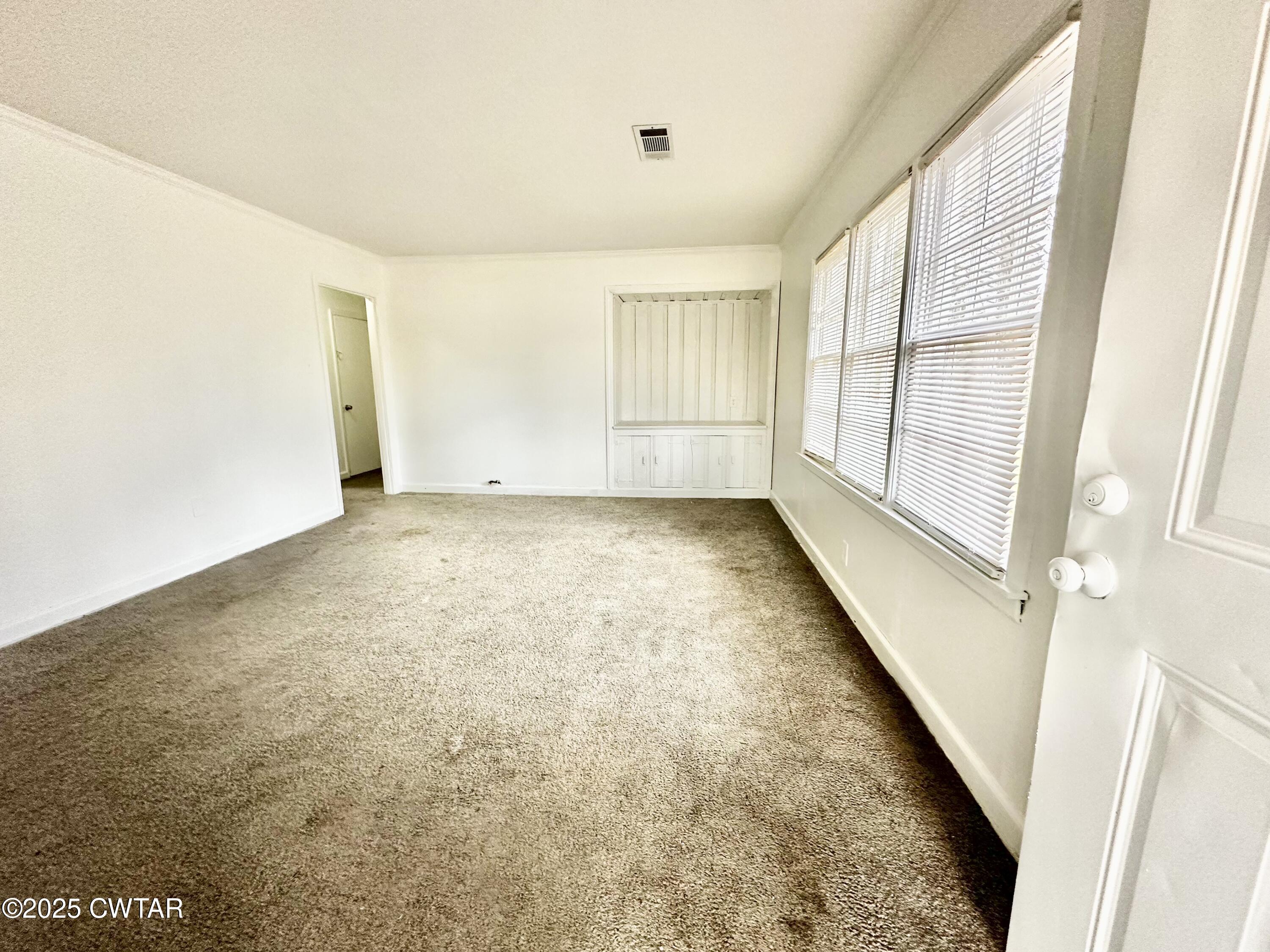 980 North Circle Road Memphis, TN 38127 - Photo 10 of 30 a view of an empty room with a window